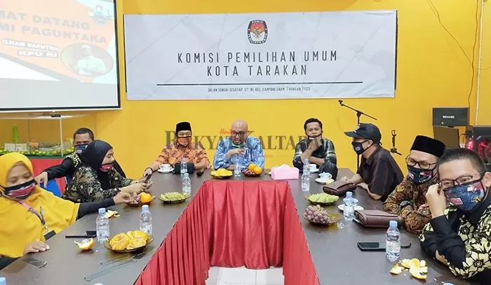 KONSOLIDASI: Komisoner Komisi Pemilihan Umum Republik Indonesia (KPU RI) Ilham Saputra (batik biru) melakukan rapat konsolidasi dengan KPU se Kaltara di Sekretariat KPU Tarakan, Jumat (17/7).