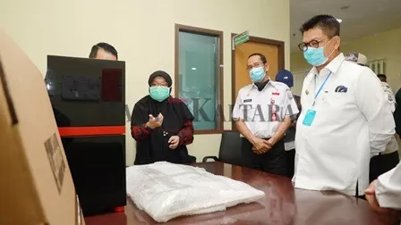 UJI PCR: Gubernur Kaltara Irianto Lambrie saat memeriksa kondisi perangkat penguji sampel swab metode PCR di RSUD Tarakan, beberapa waktu lalu.