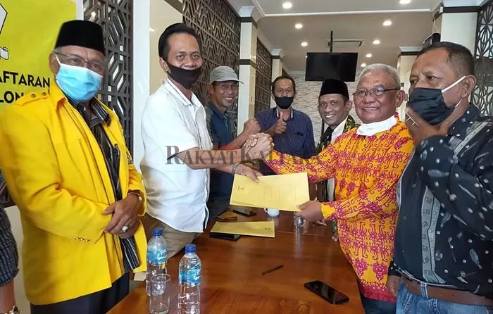 RAMAIKAN BURSA CAKETUM: Effendhi Djuprianto mengambil formulir bakal calon Ketua Umum DPD Tingkat I Partai Golkar Kaltara, Senin (20/7).