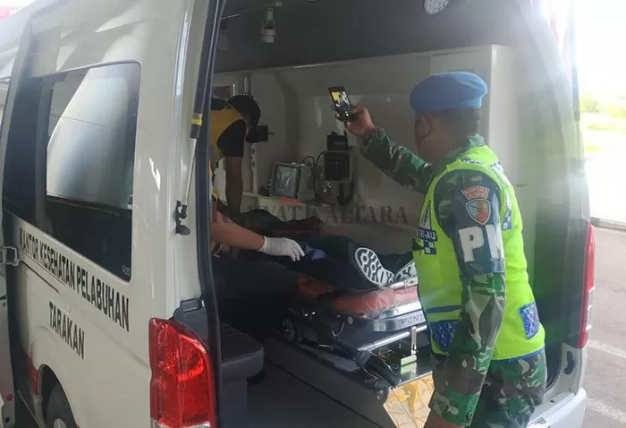 TERCIDUK SEBELUM BERANGKAT: Pelaku FR saat berada di mobil Ambulance, setelah kejadian meminum cairan sabu di Bandara Juwata Tarakan, pada 17 Juli lalu. FR pun meninggal dunia.