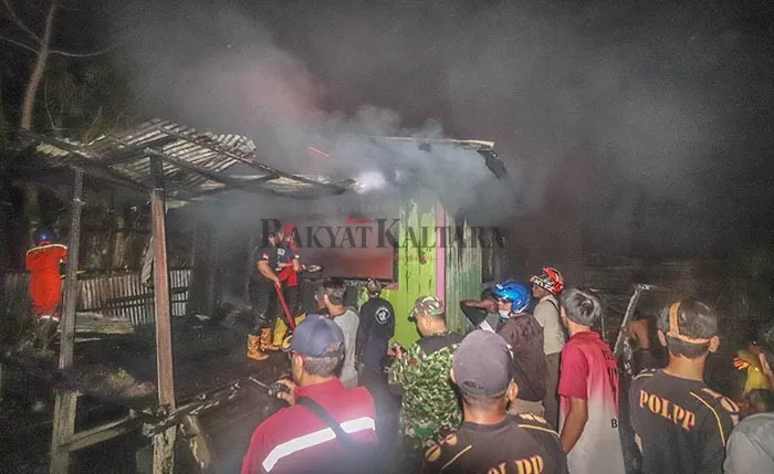 BERJIBAKU: Petugas pemadam kebakaran saat memadamkan api yang menghanguskan tiga rumah warga di Kelurahan Tanjung Selor Hilir, Sabtu (25/7).