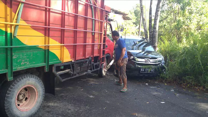 LAKALANTAS: Truk yang membuat hasil rumput laut menabrak BR-V di Jalan Gunung Amal, kemarin (26/7).