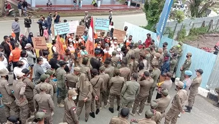 AKSI LANJUTAN: Sejumlah buruh kembali turun ke jalan menyuarakan tuntutannya di depan Kantor Gubernur Kaltara, Senin (27/7).