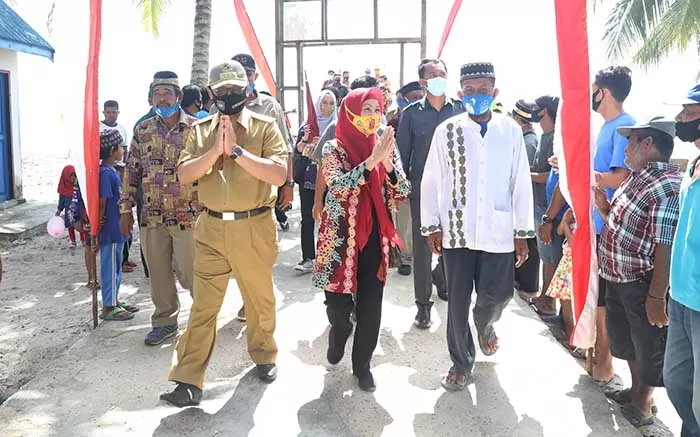 KUNJUNGI PESISIR: Gubernur Kaltara, Dr H Irianto Lambrie bersama istri, Hj Rita Ratina disambut warga pesisir Tanjung Palas Timur, Senin (27/7).