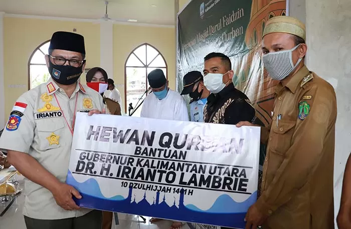 KUNJUNGAN KERJA: Gubernur Kaltara, Dr H Irianto Lambrie menyerahkan secara simbolis bantuan hewan kurban ke sejumlah Masjid di Nunukan, Selasa (28/7).