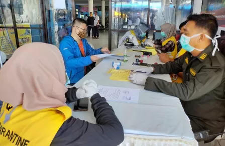 KEBIJAKAN BARU: Petugas KKP Tarakan melakukan screening terhadap penumpang yang akan berangkat dengan speedboat di pelabuhan Tengkayu I Tarakan, pada 17 Juni lalu.