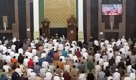 KHOTBAH IDULADHA: Wali Kota Tarakan Khairul khotbah dihadapan jamaah Masjid Baitul Izzah usai salat Iduladha, Jumat (31/7).
