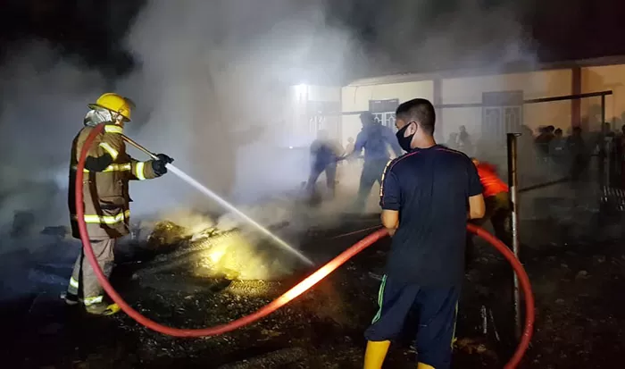TINGGAL PUING: Tersisa puing-puing dari rumah yang terbakar yang berusaha dipadamkan petugas PMK Tarakan.