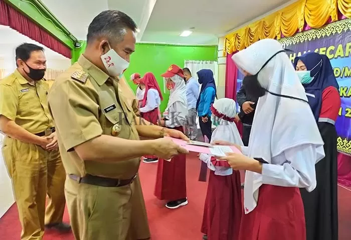 AGENDAKAN KBM: Wali KotaTarakan Khairul menyerahkan beasiswa berprestasi kepada siswa SD di ruang pertemuan SMPN 1 Tarakan, Senin (3/8).