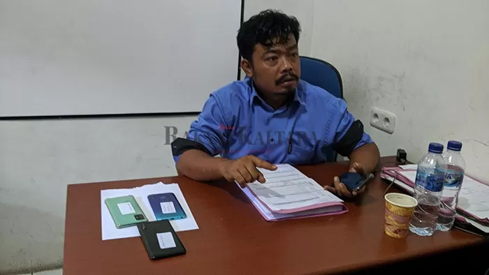 BARANG BUKTI: Kanit Resum Aiptu Arief Riyadi Safei saat melihatkan barang bukti tiga unit handphone yang diamankan dari pelaku berinisial ED.