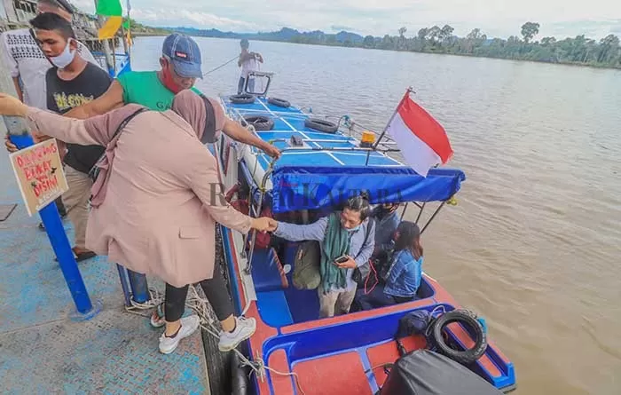 BERANGKAT: Speedboat non reguler saat mengangkut penumpang tujuan Tanjung Selor-Tarakan di Pelabuhan Kulteka, kemarin (4/8).