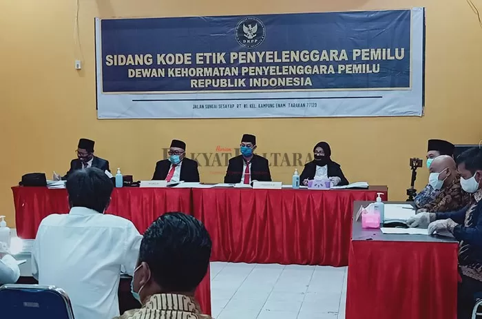 SIDANG KODE ETIK: DKPP RI menggelar sidang kode etik dugaan pelanggaran politisasi bakal calon kepala daerah KTT di kantor KPU Tarakan, Jumat (7/8).