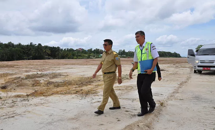 PENGEMBANGAN BANDARA: Gubernur Kaltara, Dr H Irianto Lambrie saat meninjau rencana pengembangan bandara di Nunukan, beberapa waktu lalu.
