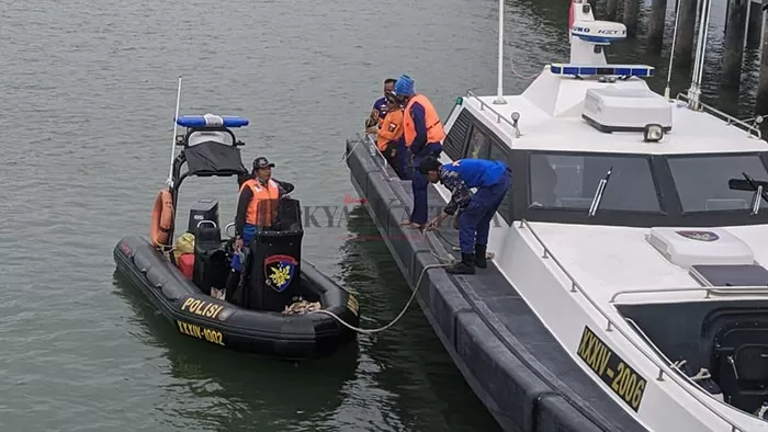 TERUSKAN PENCARIAN: Tim SAR gabungan terus melakukan pencarian terhadap korban Bharatu Yoseph Arianto di perairan Pulau Tibi, Rabu (12/8).
