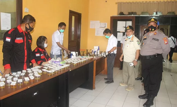 TES URINE: Personel Satpol PP Bulungan melaksanakan tes urine untuk memastikan bersih dari narkoba.