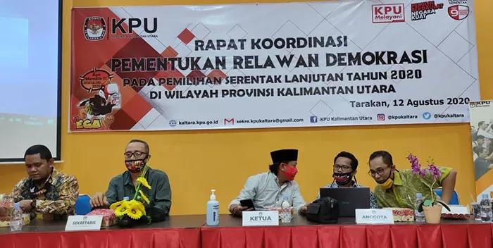 SUKSESKAN PILKADA: Ketua KPU Kaltara Suryanata Al Islami (berpeci) memimpin rapat koordinasi pembentukan relawan demokrasi di Sekretariat KPU Tarakan, Rabu (12/8).