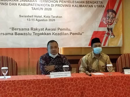 SENGKETA: Anggota Bawaslu Kaltara Sulaiman (kiri) memberikan pelatihan kepada KPU kabupaten dan kota di Tarakan, Kamis (13/8).