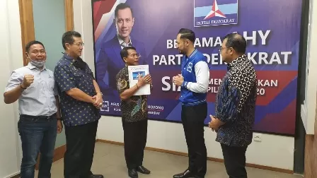 DAPAT RESTU DEMOKRAT: Ketua Umum Partai Demorkat Agus Harimurti Yudhoyono (dua dari kanan) menyerahkan SK pengusungan kepada Zainal A Paliwang di Jakarta, Rabu (12/8) malam.