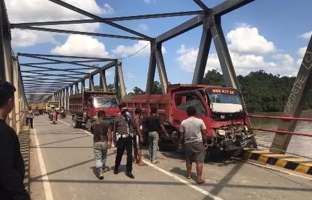 TABRAKAN BERUNTUN: Tiga truk mengalami kecelakaan lalu lintas di Jembatan Tanjung Palas, kemarin (19/8).