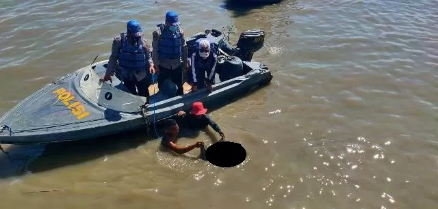 DITEMUKAN MENGAPUNG: Sesosok mayat yang mengapung di Perairan Beringin Tiga, ditemukan dengan posisi tengkurap dievakuasi personel Polair Polres Tarakan, (22/8).