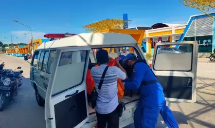 EVAKUASI: Sesosok mayat yang ditemukan di Perairan Beringin Tiga Tarakan, dievakuasi untuk dibawa ke rumah sakit, Sabtu (22/8) lalu.
