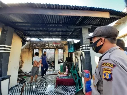 KEBAKARAN: Salah satu rumah yang ikut terbakar telah dipadamkan petugas PMK Tarakan, Selasa (25/8).