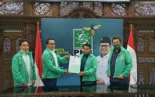 TAMBAHAN PARPOL: Zainal A Paliwang-Yansen TP menerima SK PKB dari Sekretaris Tim Desk Pilkada DPP PKB, Ahmad Iman di Jakarta, Selasa (25/8) lalu.