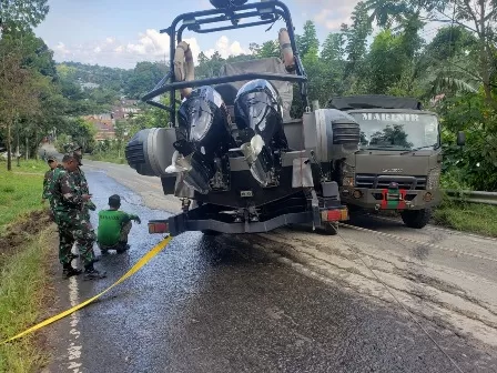 TERGELINCIR: Kendaraan milik Yonmarhanlan XIII Tarakan tergelincir saat menuruni tanjakan di Jalan Gunung Amal, Jumat (28/8).