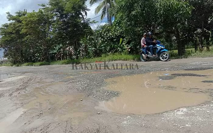 BERLUBANG: Kondisi titik kerusakan salah satu ruas jalan di Tanjung Selor yang butuh perhatian untuk dilakukan perbaikan.