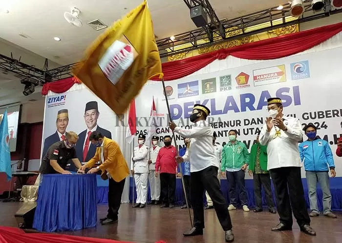 KLAIM DIUSUNG HANURA: Bakal calon Gubernur Kaltara, Zainal Arifin Paliwang mengibarkan bendera Partai Hanura didampingi wakilnya Yansen Tipa Padan.