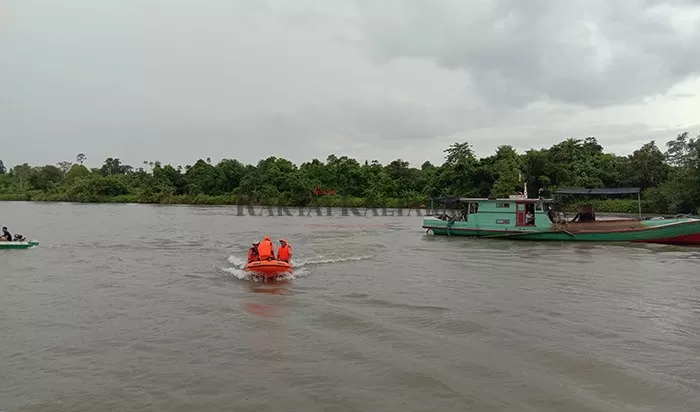 LANJUT PENCARIAN: Tim gabungan masih melanjutkan pencarian korban hilang di Sungai Kayan, Rabu (2/9), sehari pasca kejadian.