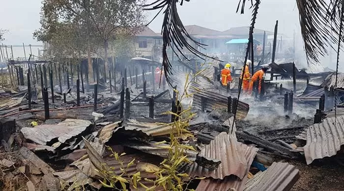 JADI ARANG: Rumah warga rata dengan tanah setelah di lahap api. Akibat kebakaran tersebut, menghanguskan 6 unit rumah, kemarin (3/9).