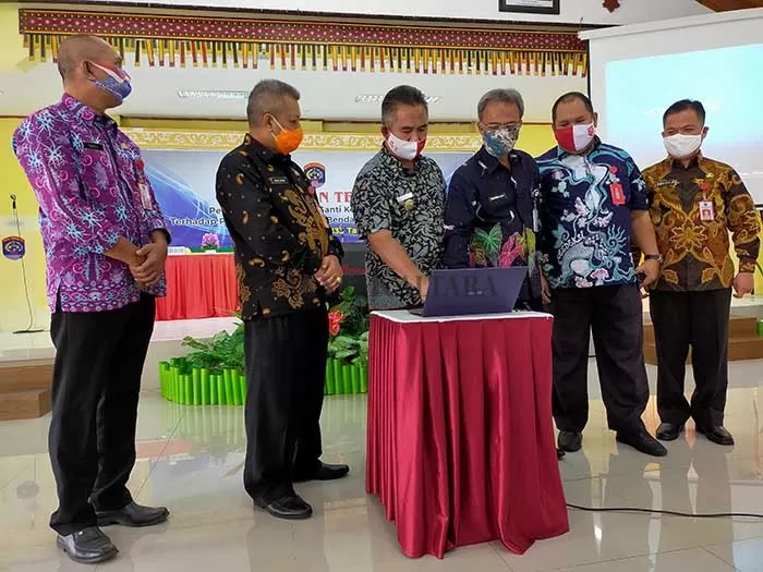 PERMUDAH PELAYANAN: Wali Kota Tarakan Khairul (tiga dari kanan) meluncurkan program host to host antara BPPRD dengan DPMPTSP Tarakan di Kantor Wali Kota Tarakan, Kamis (3/9).