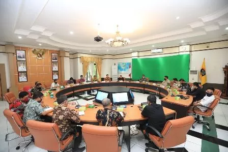 DILIRIK INVESTOR: Wali Kota Tarakan Khairul memimpin pertemuan PT After FIT Indonesia di Ruang Rapat Walikota Tarakan, Kamis (3/9) lalu.