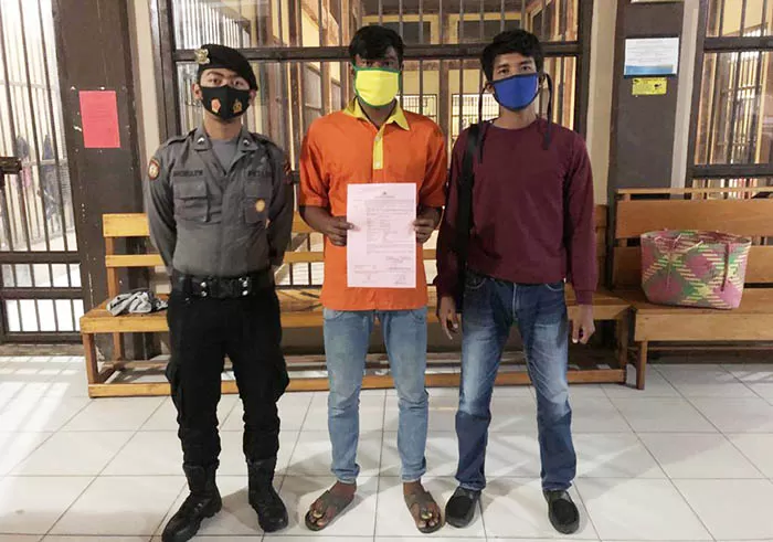 DIRINGKUS: Pelaku (tengah) kasus KDRT yang diamankan polisi, sudah mendekam di Rutan Polres Bulungan.