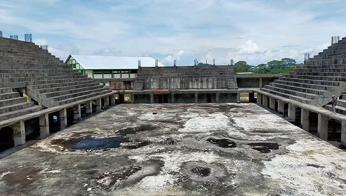 MANGKRAK: GOR di kompleks sport center di Kelurahan Kampung Empat belum selesai pembangunannya.