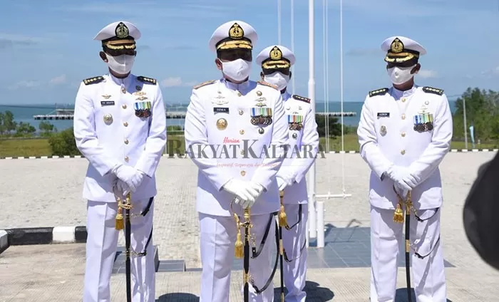 JAGA KEAMANAN LAUT: Komandan Lantamal XIII Tarakan Laksamana Pertama TNI Haris Bima Bayuseto (tengah) usai upacara HUT TNI AL ke 75, Kamis (10/9) lalu.