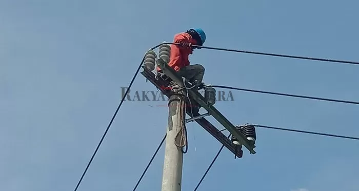 LAYANAN: Pemasangan instalasi listrik oleh petugas PLN Tanjung Selor.