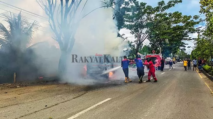 SISA KERANGKA: Sebuah angkot diduga habis mengetap BBM terbakar, setelah keluar dari SPBU Jalan Sengkawit, Tanjung Selor, Sabtu (12/9).