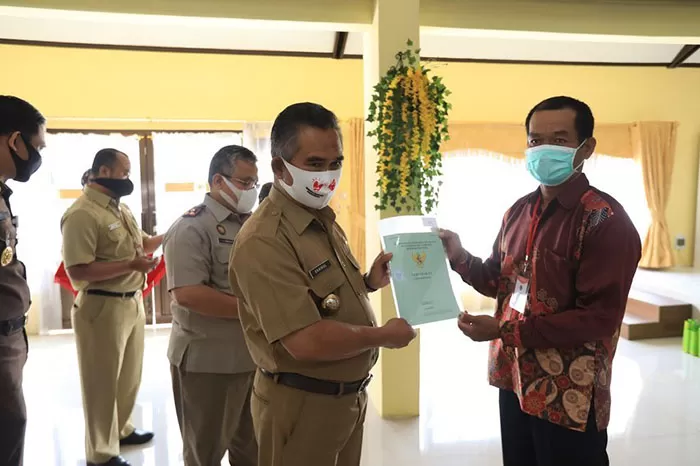 SERTIFIKASI: Wali Kota Tarakan Khairul menyerahkan sertifikat kepada pemiliknya di Gedung Serbaguna Kantor Wali Kota Tarakan, Senin (14/9).