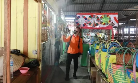 LAWAN CORONA: Petugas BPBD Kaltara saat melakukan penyemprotan disinfektan di Pasar Induk, Tanjung Selor, baru-baru ini.