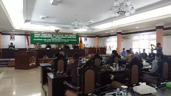 DITUNDA: Pimpinan sidang memutuskan menunda rapat paripurna di ruang rapat utama gedung DPRD Tarakan, Kamis (17/9).