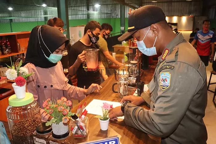 CEGAH COVID-19: Aparat gabungan mensosialisasikan Pergub Kaltara Nomor 33 Tahun 2020 di sejumlah kedai kopi, restoran, dan warung makan di Tanjung Selor, Kamis (17/9) malam.