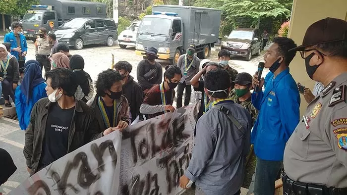 UNJUK RASA: Puluhan massa mendatangi kantor DPRD Tarakan untuk dengar pendapat terkait tarif jaringan gas PT PGN Tarakan, Kamis (17/9).