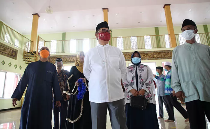 PERESMIAN MASJID: Gubernur Kaltara, Dr H Irianto Lambrie meninjau keadaan Masjid Sirajul Huda Sabanar Baru yang diresmikan setelah dilakukan pengguntingan pita pada Ahad (20/9).