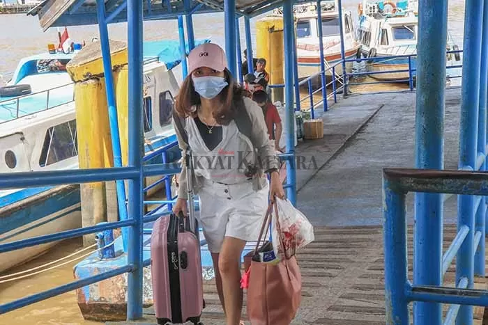 MULAI TAAT: Masyarakat sudah mulai sadar untuk menggunakan masker di tempat keramaian, Senin (21/9). Seperti di abadikan media ini di Pelabuhan Speed Boat, Kayan II, Tanjung Selor.