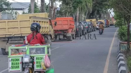 ANTRE PANJANG : Kendaraan berjejer di sepanjang Jalan Sengkawit, Tanjung Selor saat mengantre Bahan Bakar Minyak (BBM), seperti di jepret media ini belum lama ini.