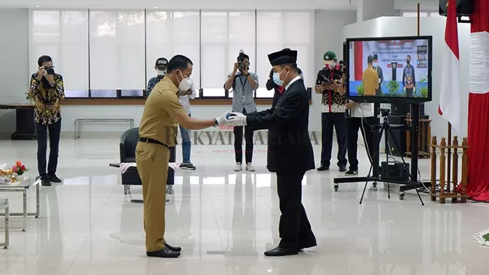 PENGUKUHAN: Pjs Gubernur Kaltara DR Teguh Setyabudi MPd, mengukuhkan Dato Iqro Ramadhan sebagai Pjs Bupati Tana Tidung kemarin.
