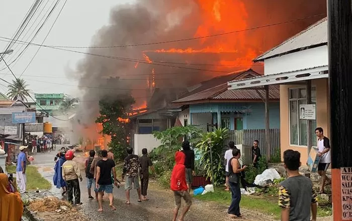 KOBARAN API: Terjadi kebakaran di RT 11 Jalan Hang Tuah, Kelurahan Selumit, Kecamatan Tarakan Tengah, Senin (28/9).