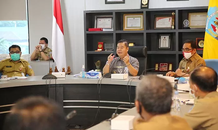 RAPAT STAF: Pjs Gubernur Kaltara, H Teguh Setyabudi saat memimpin rapat staf dengan para kepala OPD Pemprov Kaltara, Senin (28/9).